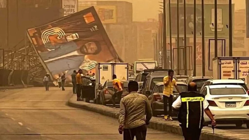 الطقس السيء يتسبب في كارثة أعلى كوبري أكتوبر في مصر بعد سقوط لوحة إعلانية ضخمة!