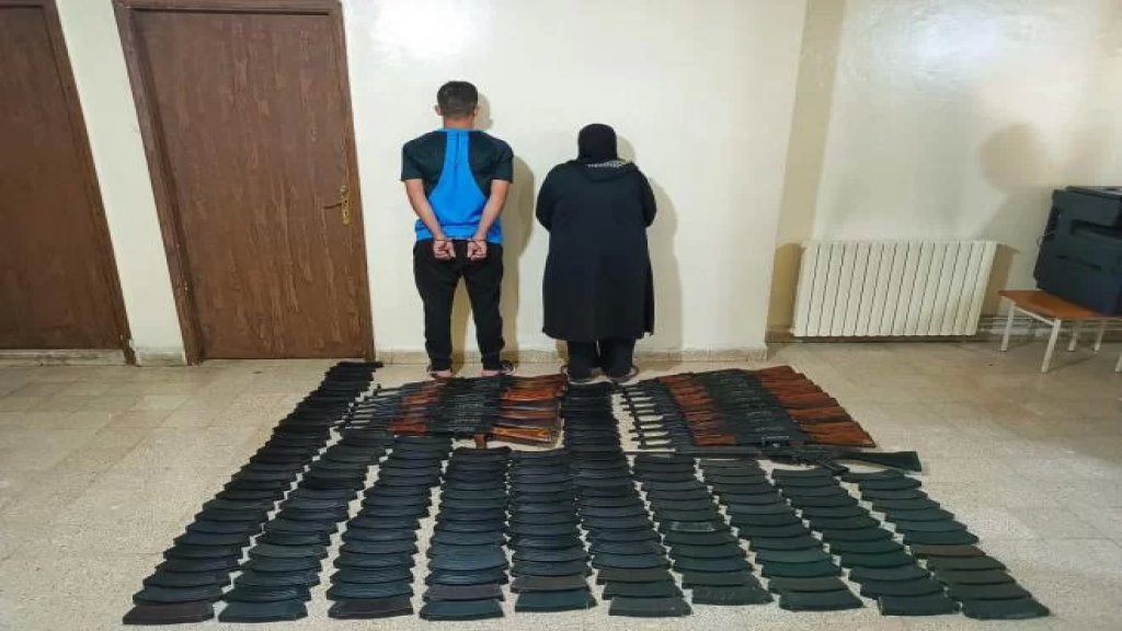 "رضا الأم".. ينقل أسلحة وذخائر حربيّة إلى أحد الأشخاص في البقاع برفقة والدته لإبعاد الشّبهات!