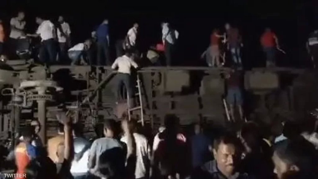 بالفيديو/  عشرات القتلى ومئات الجرحى في حادث تصادم قطارين في الهند.. ومخاوف من محاصرة 200 راكب داخل الحافلات المقلوبة!