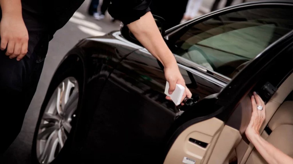 فيديو خطير يحذر من شركات "فاليه باركينغ مشبوهة": مراقبة وتجسس وسرقة سيارات واصطياد شخصيات ثرية !