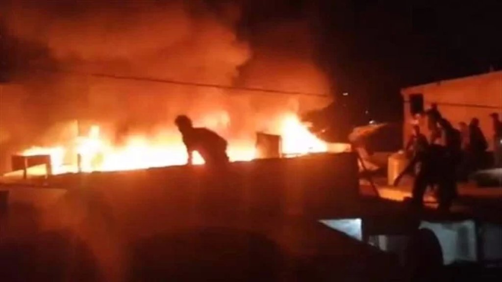 بالفيديو/ حريق شب ليلًا في أحد مخيمات عرسال للنازحين وتضرر من جرائه 22 شخصًا
