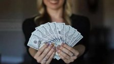 نصيحة علمية للرجال: أعطوا الأموال للنساء لكي يعشن أكثر!