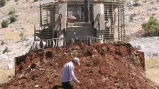 بالفيديو/ &quot;بجسده&quot;... راعٍ لبناني من بلدة كفرشوبا يوقف عمل جرافة إسرائيلية في أرضه المحتلة