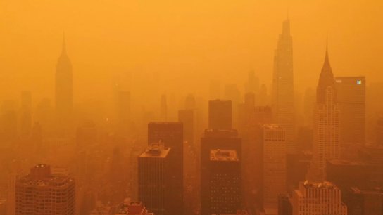 بالفيديو/ بسبب حرائق كندا.. علماء يصفون التلوث الجوي في نيويورك بأنه الأسوأ في التاريخ الحديث و&quot;قد يتسبب بوفاة البعض&quot;!