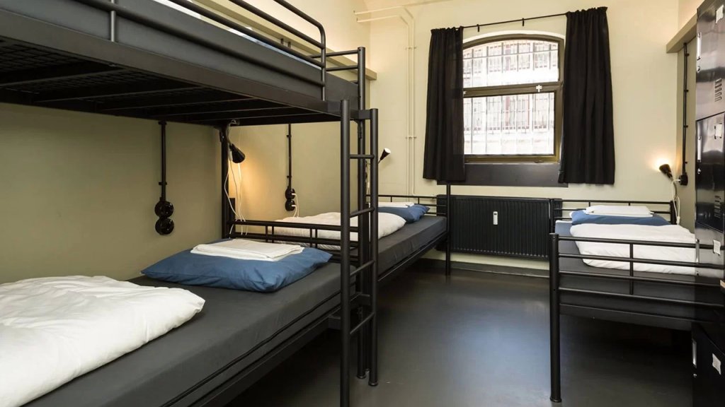  بعد رفض أمه دخوله البيت.. ألماني يسلّم نفسه للشرطة لينام في الزنزانة!