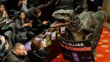 بالفيديو والصور/ ديناصور يقتحم مجلس النواب الكولومبي للتذكير بأن &quot;البشر يمكن أن ينقرضوا&quot;!