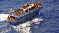 تفاصيل مروّعة يرويها ناجون من قارب المهاجرين الذي غرق باليونان.. النساء والأطفال كانوا &quot;محبوسين&quot; في مقصورة الشحن ولا ناجين منهم!