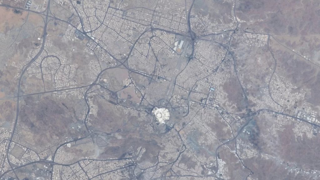 رائد الفضاء الإماراتي سلطان النيادي ينشر صورة من الفضاء للكعبة الشريفة في مكة وخيام الحجاج في مِنى