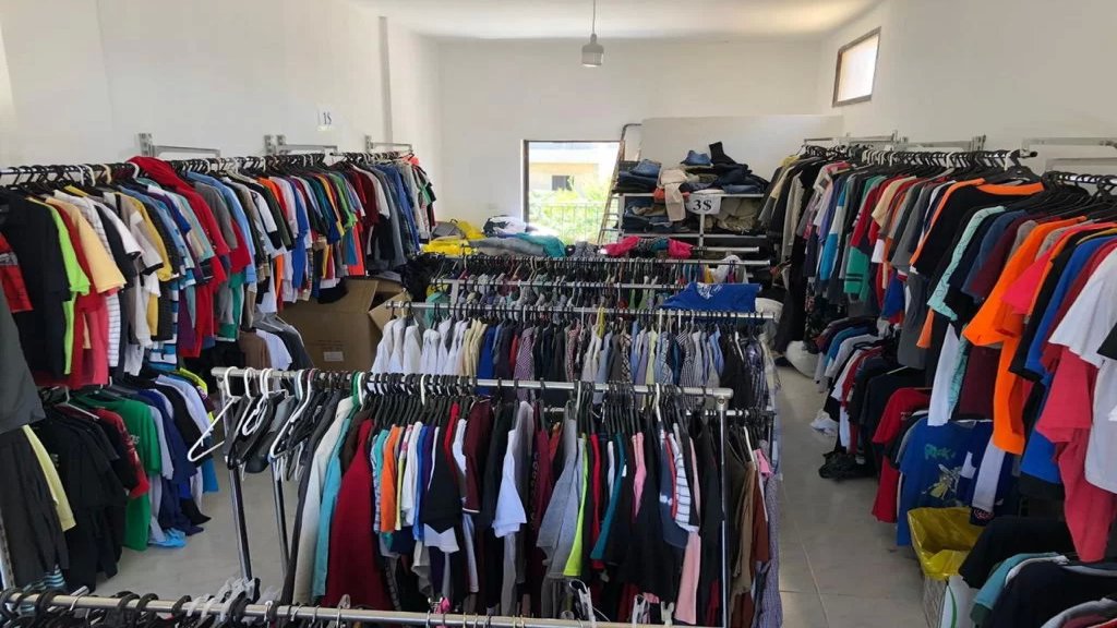 تشكيلة واسعة من الألبسة المستوردة وصلت محلات American Outlet، والأسعار من 1$ إلى 5$