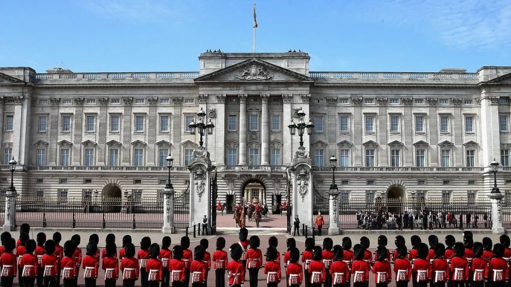 العائلة المالكة في بريطانيا تقلص درجة حرارة التدفئة في قصر باكنغهام بسبب ارتفاع أسعار الطاقة!