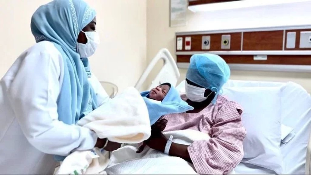 أول مواليد الحج لهذا العام... حاجة نيجيرية تُنجب طفلها في مستشفى الولادة والأطفال في مكة وتُطلق عليه اسم &quot;عبدالرحمن&quot;