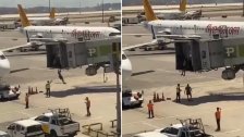 بالفيديو/ السلطات التركية تلقي القبض على مسافرين &quot;إسرائيليين&quot; قفزا من على الممر المخصص لعبور الركاب إلى الطائرة بهدف إيقافها 