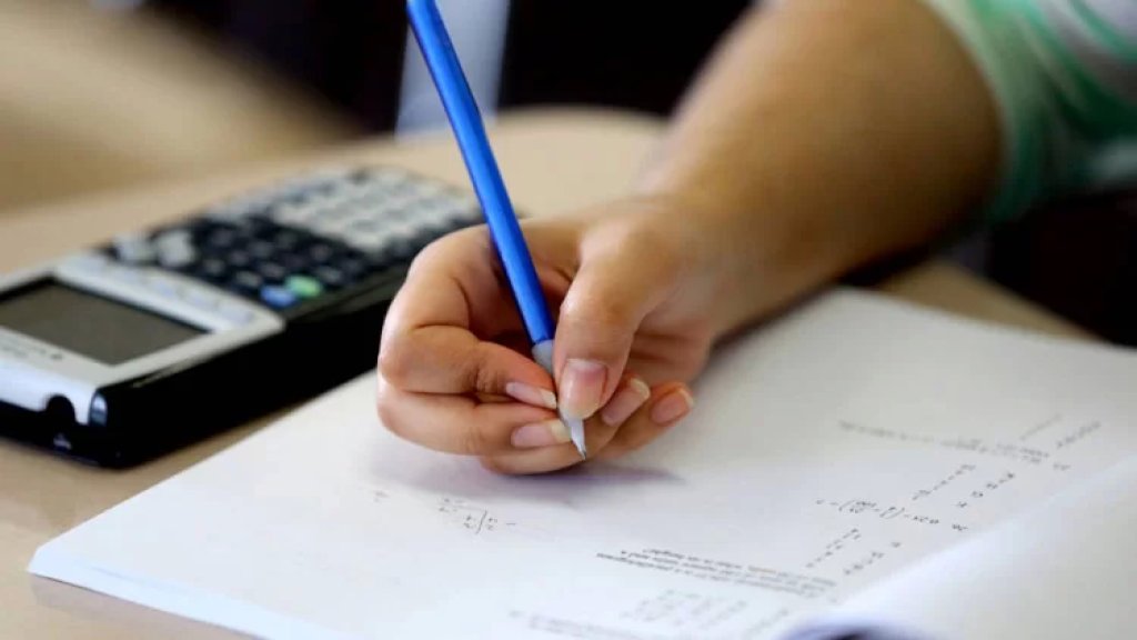 التربية: يمكن لمرشحي الامتحانات الرسمية الذين تمنعت ثانوياتهم الخاصة عن تسليمهم وثائق الترشيح تسلمها من دائرة الامتحانات في الوزارة