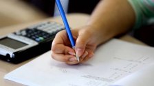 التربية: يمكن لمرشحي الامتحانات الرسمية الذين تمنعت ثانوياتهم الخاصة عن تسليمهم وثائق الترشيح تسلمها من دائرة الامتحانات في الوزارة