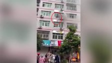 فيديو يحبس الأنفاس لأم صينية تلقي طفلتها ذات 6 أسابيع من الطابق الرابع لحمايتها من النيران