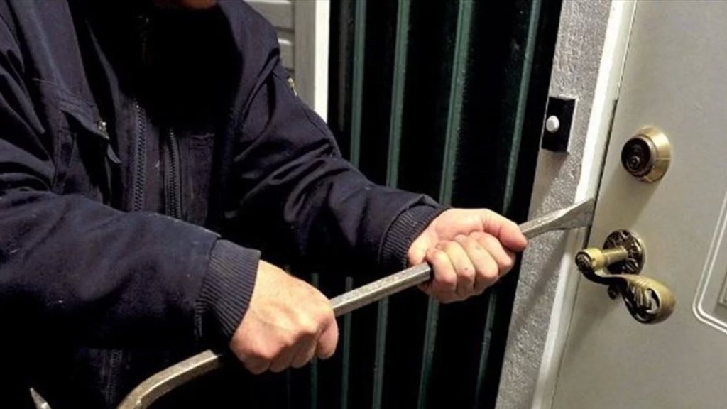 في المنصورية.. دعا جاره إلى منزله لإلهائه واتّفق مع آخر على تنفيذ سرقة مبلغ من المال!