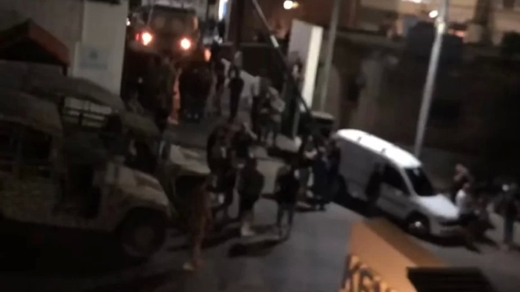 بالفيديو/ اشكال عائلي تخلله اطلاق نار وجرحى في عيناثا الجنوبية ودورية من مخابرات الجيش توقف مطلقي النار