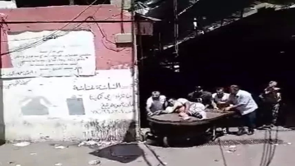 بالفيديو/ نقل احد المصابين على عربة خضار في عين الحلوة