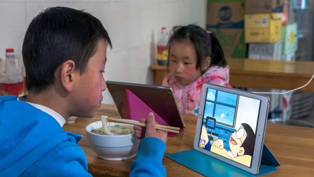 الأطفال في الصين لن يستخدموا الهواتف كما يحلو لهم.. تحرك جديد من السلطات: ساعتين فقط في اليوم كحد أقصى!