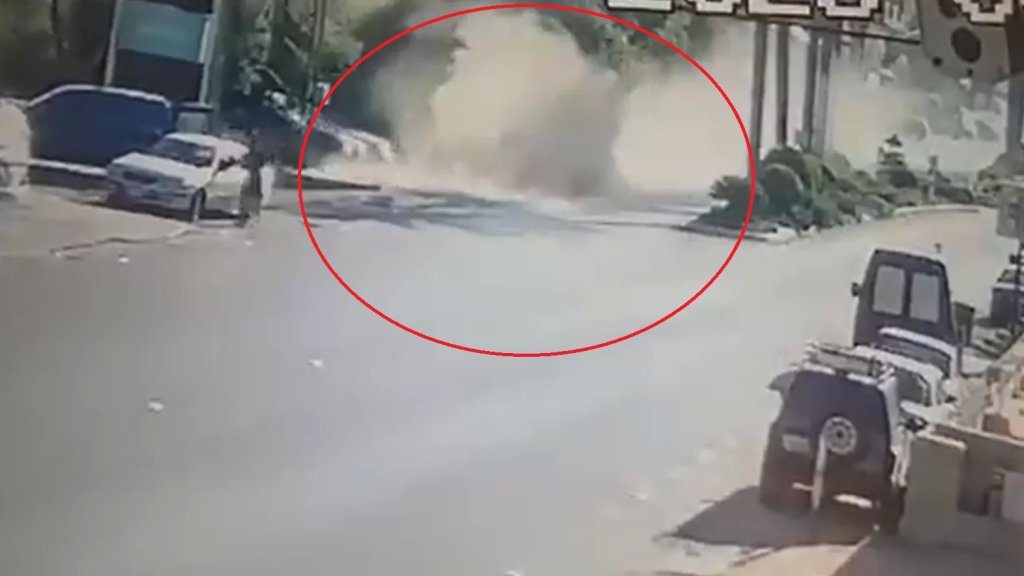 لحظة اصطدام شاحنة بعدد من السيارات في كوسبا - الكورة!                                                                                          &lrm;