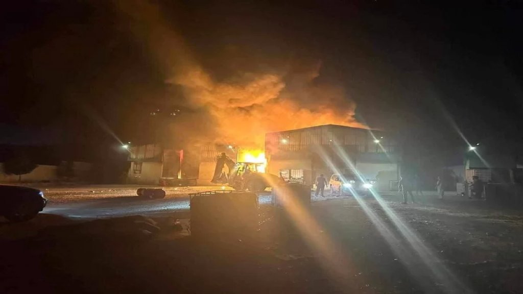  الدفاع المدني يُخمد حريقاً شبّ داخل معمل ومستودعين لتخزين الاسفنج ومواد قطنيّة في اللبوة - بعلبك