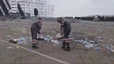 بالفيديو/ البدء برفع المخلفات والنفايات من مكان حفل عمرو دياب في بيروت