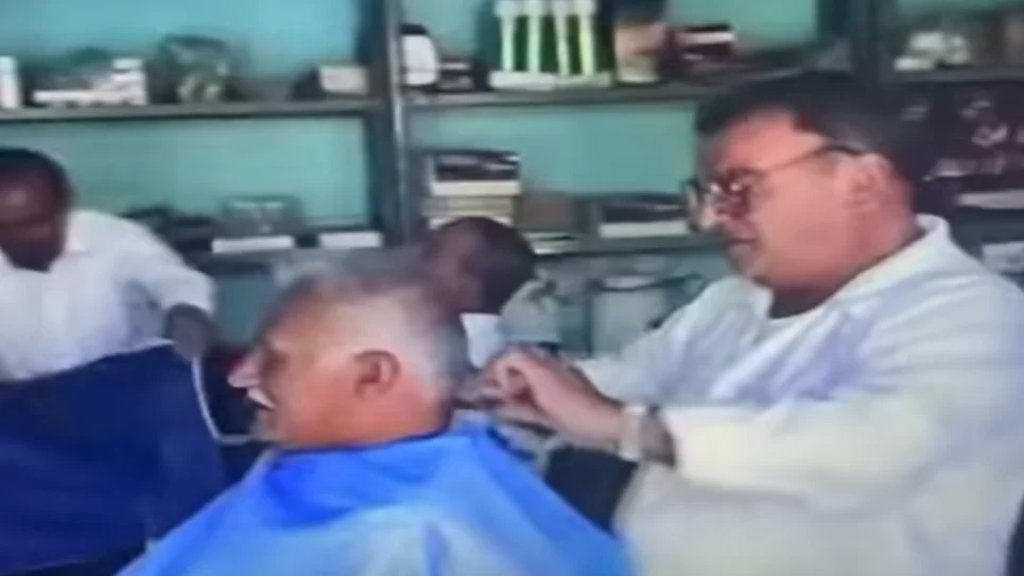 بالفيديو/ من ذاكرة سوق بنت جبيل 1994: صالون الحاج نعمة حراجلي وسط ساحة السرايا 