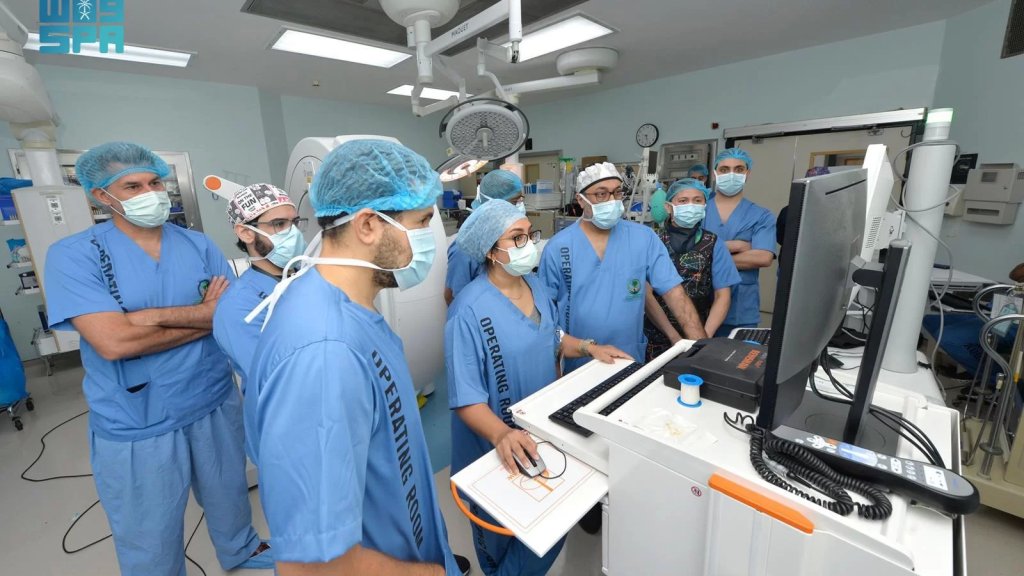 لأول مرة في الشرق الأوسط.. مستشفى سعودي نجح في زراعة شرائح داخل المخ بواسطة الروبوت لمريض يُعاني من الصرع العنيد 