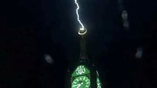 بالفيديو/ صاعقة تلامس برج الساعة في مكة المكرمة