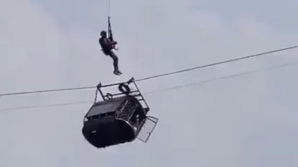 بالفيديو/ باكستان تعلن إنقاذ جميع ركاب التلفريك العالق فوق واد عميق...7 أطفال ومعلمهم قضوا ساعات معلقين بالهواء