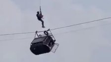 بالفيديو/ باكستان تعلن إنقاذ جميع ركاب التلفريك العالق فوق واد عميق...7 أطفال ومعلمهم قضوا ساعات معلقين بالهواء