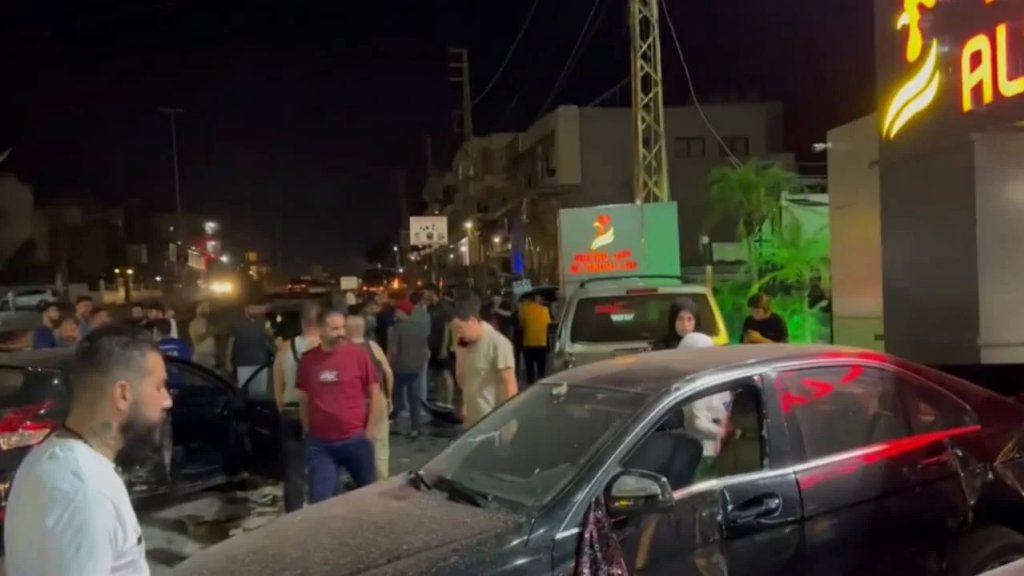 بالفيديو/ حادث سير مروع على طريق زفتا مفرق النميرية حيث اصطدمت سيارة بـ6 سيارات مركونة ووقوع إصابات طفيفة