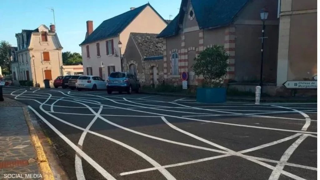 بلدة صغيرة تسيطر على سرعة السيارات بطريقة مبتكرة وغريبة عبر إرباك السائقين!