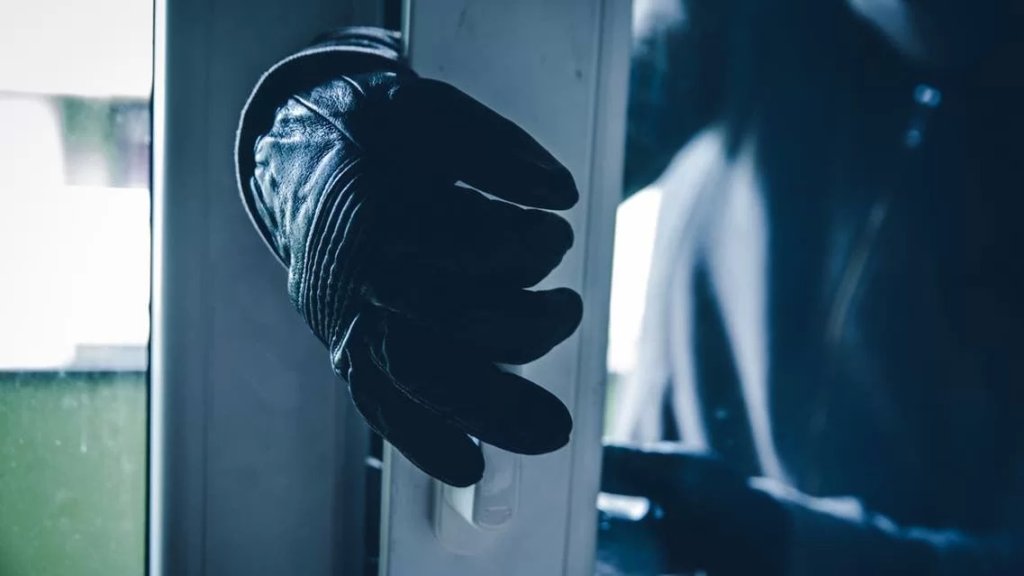 شبان يقتحمون فيلا في بلدة الطيبة الجنوبية ويعتدون على صاحبها وزوجته بالضرب ويسرقون محتويات خزنة ومجوهرات!