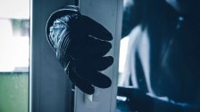 شبان يقتحمون فيلا في بلدة الطيبة الجنوبية ويعتدون على صاحبها وزوجته بالضرب ويسرقون محتويات خزنة ومجوهرات!