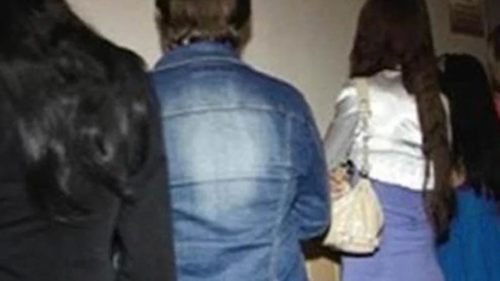 مسؤول سوري: أصدرنا نشرات "إنتربول" حمراء لسوريين يشاركون لبنانيين بشبكة دولية للدعارة