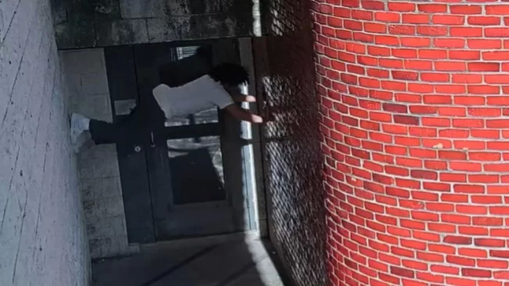 بالفيديو/ على طريق سبايدر مان... لحظة هروب قاتل من سجن أميركي