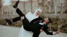بالصور/ عروس مصرية تحمل زوجها خلال جلسة تصوير وتثير الجدل!