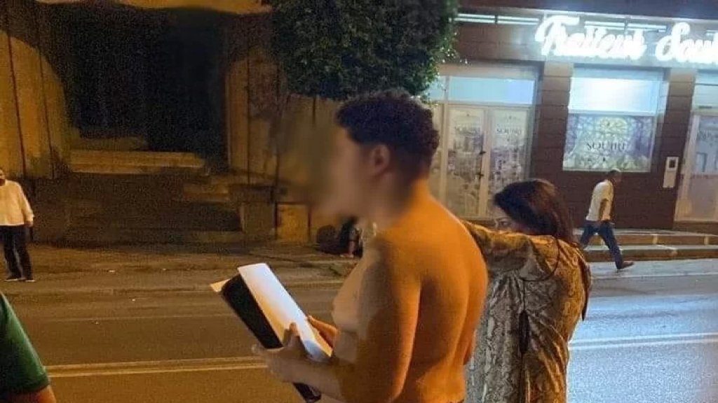 صورة تجتاح مواقع التواصل الاجتماعي:  شاب يغادر منزله وبيده جهاز Playstation بعد الزلزال الذي ضرب المغرب!