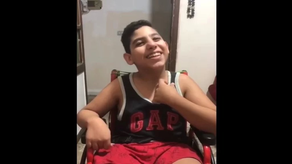 الصغير علي يعاني طوال أعوامه الـ 12 من نقص في الأوكسيجين وتلف في خلايا الدماغ.. واليوم بحاجة لعملية عاجلة