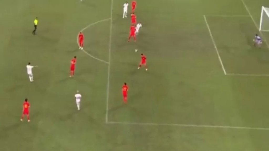 الجماهير الصينية تنقلب على منتخب بلادها لكرة القدم وتصفّق للاعبي سوريا!