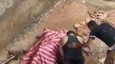 بالفيديو/ مشهد يدمي القلوب .. ليبي يعثر على جثة والدته التي جرفتها السيول في الطريق 