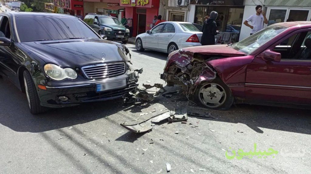 بالصور/ حادث تصادم بين سيارتين في محلّة صف الهوا- بنت جبيل