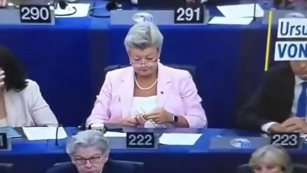 بالفيديو/ مفوضة أوروبية تحيك الصوف خلال خطاب رئيسة المفوضية الأوروبية!