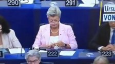 بالفيديو/ مفوضة أوروبية تحيك الصوف خلال خطاب رئيسة المفوضية الأوروبية!
