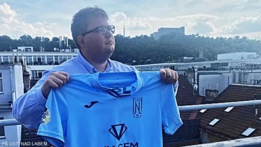 "أغرب انتقال".. فريق يوقع مع لاعب لم يلعب الكرة من قبل!