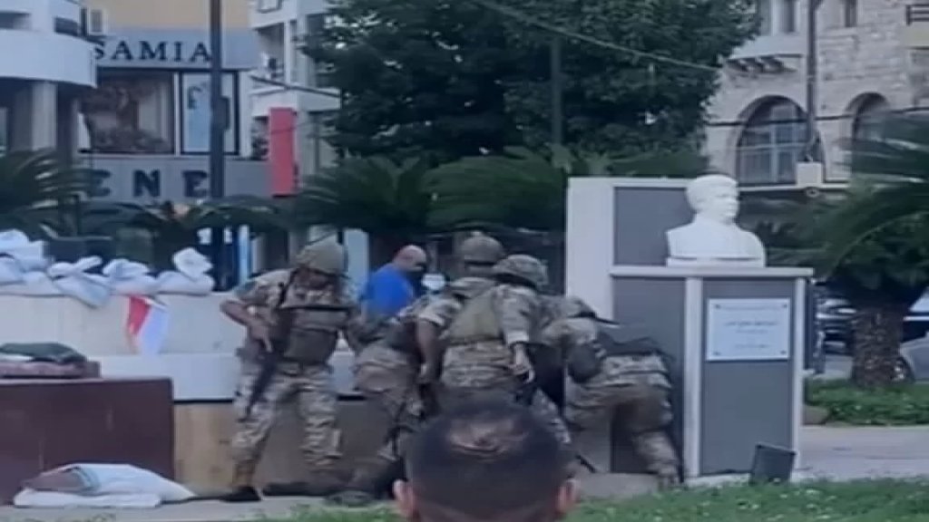 بالصور/ هذا ما ضبطه الجيش مع المواطن الذي نصب المتراس في جونية