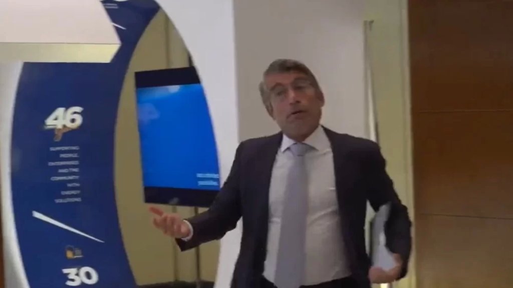 بالفيديو/ وزير الطاقة: تأخرت لأن جاري مسكر عليي جايب صهريج ليعبي ماي... وأنا بعبي مرتين بالأسبوع