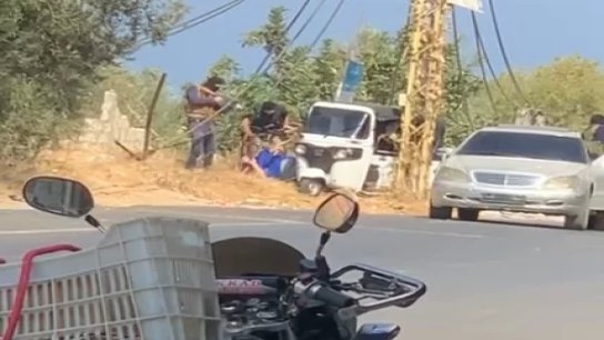 بالفيديو/ في وضح النهار... مسلحون ملثمون إعترضوا مواطن يقود عربة "توك توك" في برقايل-عكّار واطلقوا النار عليه