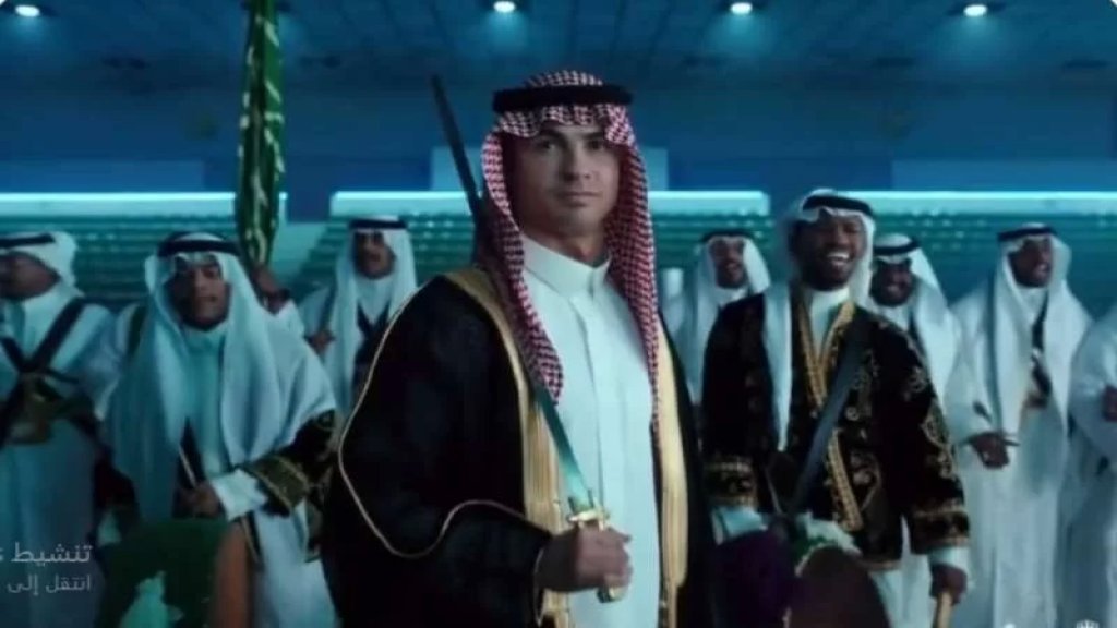  بـ&quot;البشت&quot; والشماغ... كريستيانو رونالدو يؤدي رقصة العرضة بالزي التقليدي السعودي بمناسبة اليوم الوطني السعودي